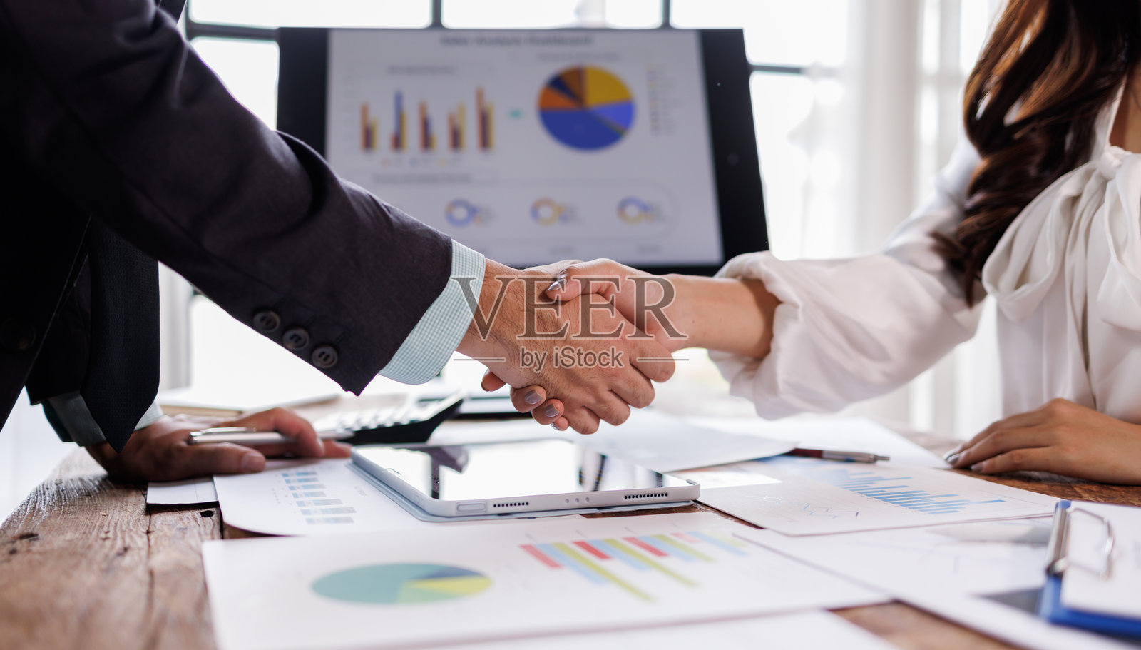 快乐的女商人与男商人在办公室面试后握手照片摄影图片