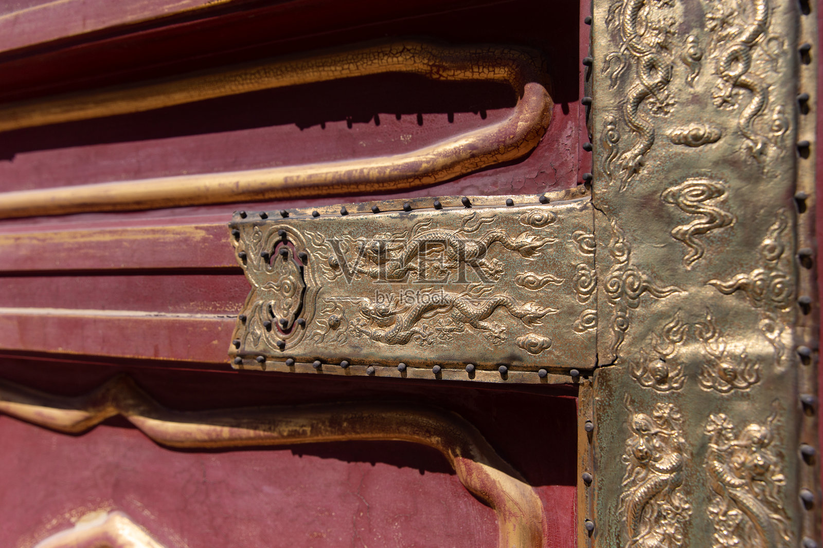 紫禁城门上的金龙装饰照片摄影图片