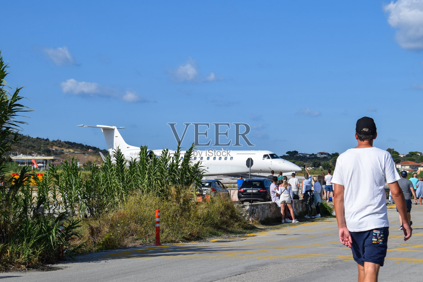 人们在希腊斯基亚索斯机场观察飞机照片摄影图片