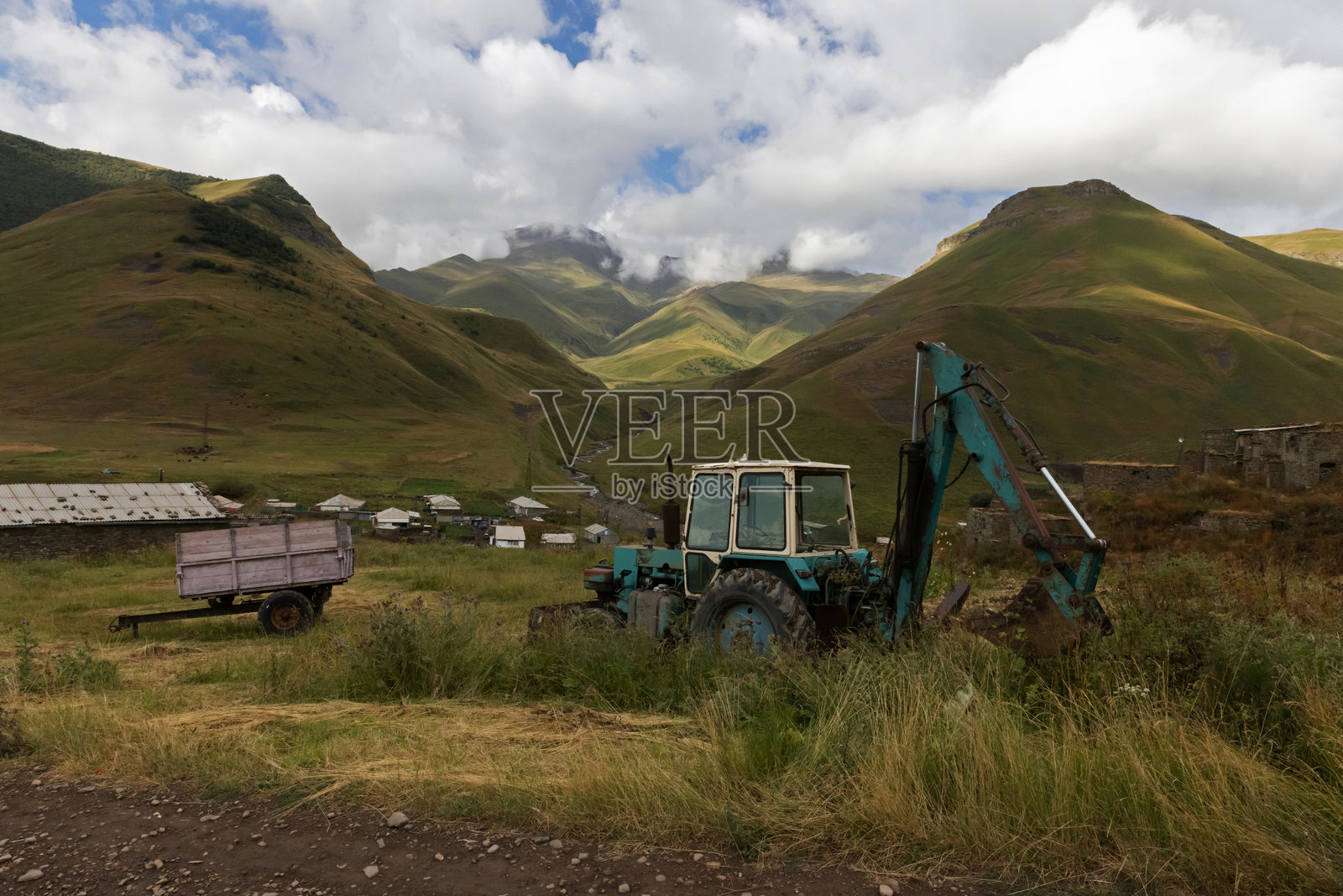达吉斯坦村庄奇拉格。一辆拖拉机停在村民的房子旁。照片摄影图片