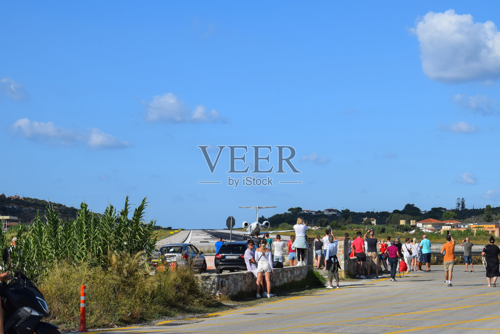 人们在希腊斯基亚索斯机场观察飞机照片摄影图片
