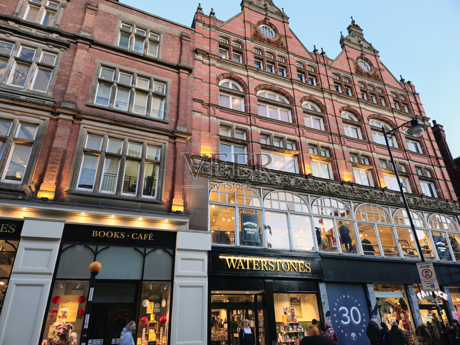 诺丁汉，红砖建筑配有大窗户照片摄影图片