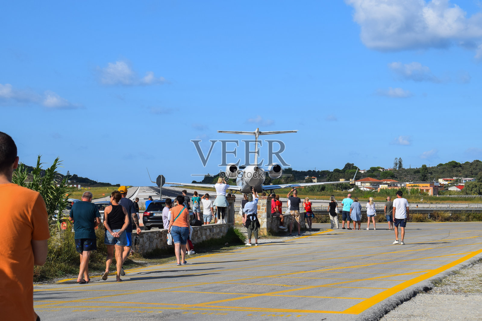 人们在希腊斯基亚索斯机场观察飞机照片摄影图片