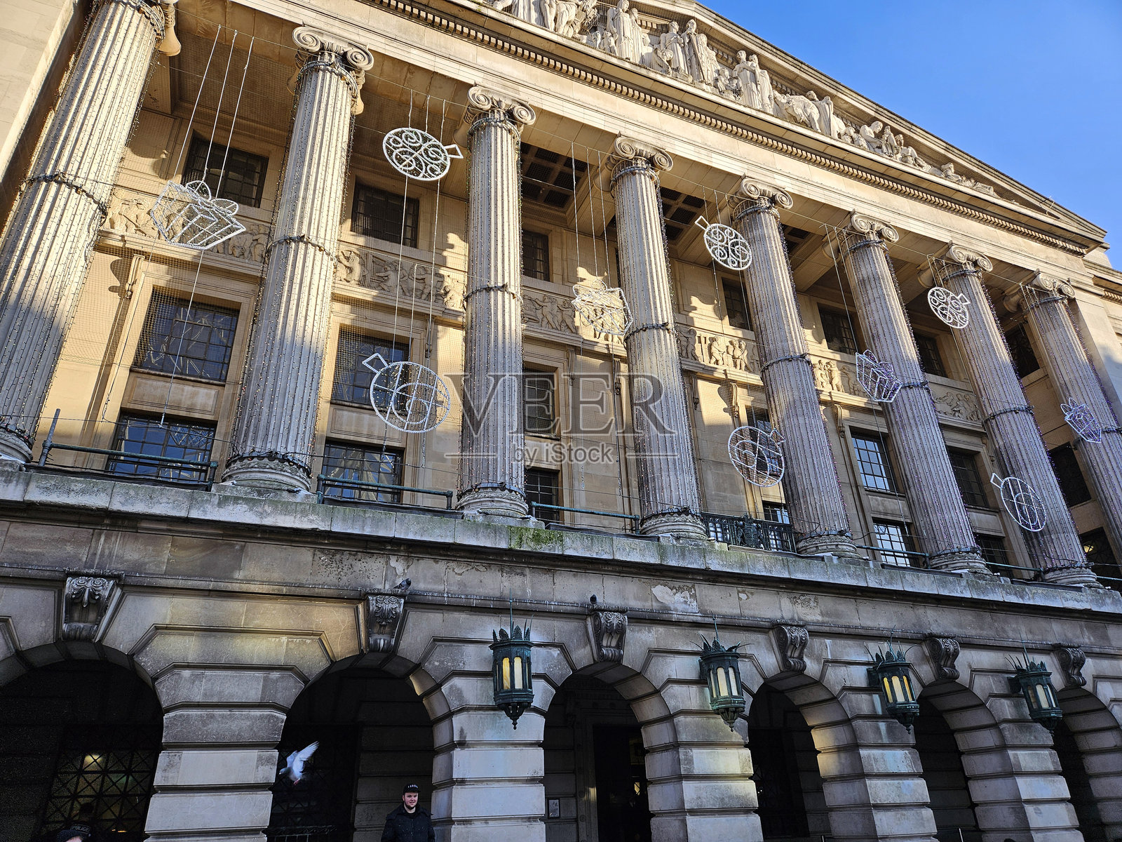 前市政厅的外立面，装饰着尚未点亮的圣诞灯饰照片摄影图片