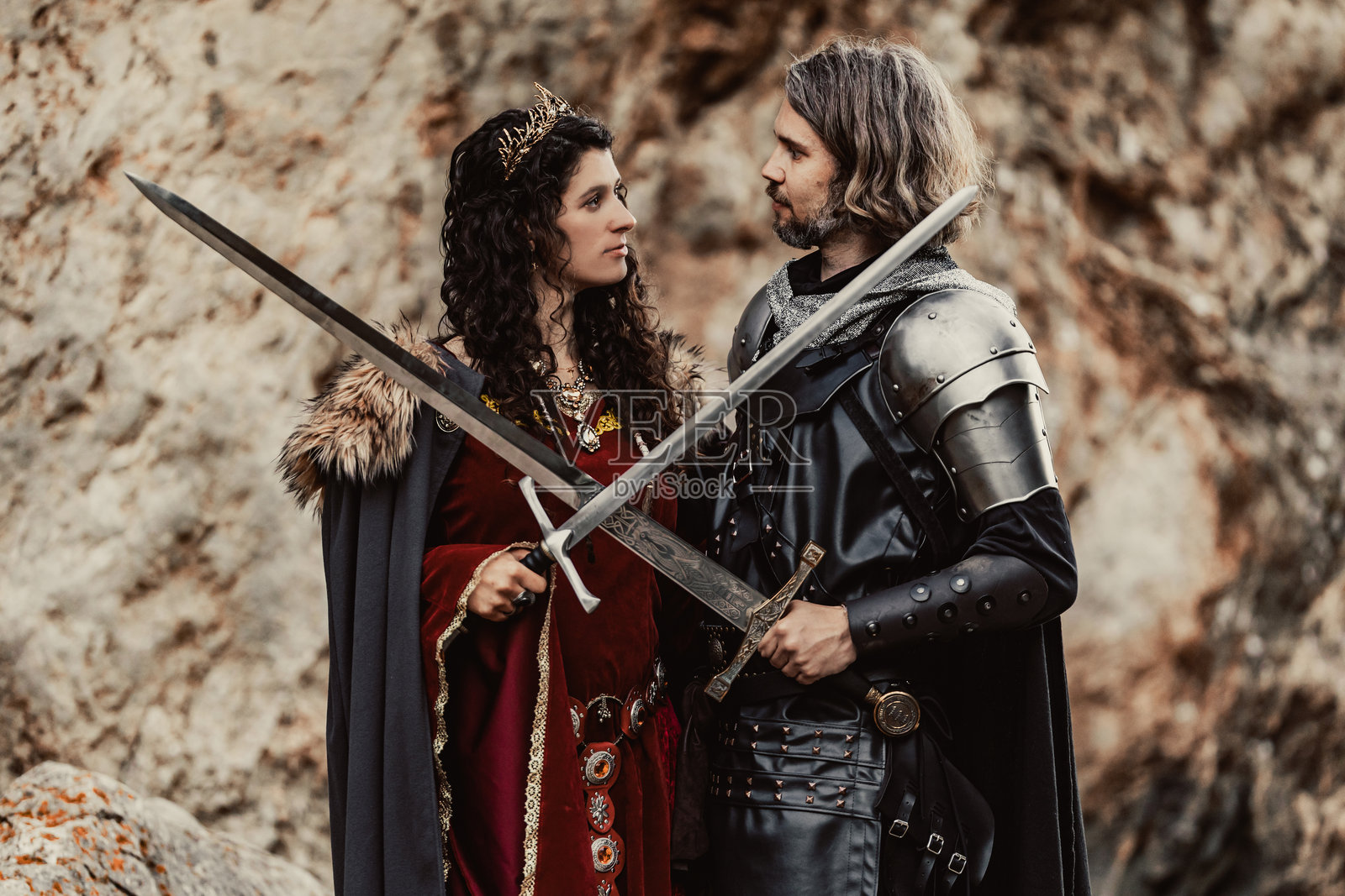 凯尔特女王与黑骑士交剑，彼此凝视。照片摄影图片