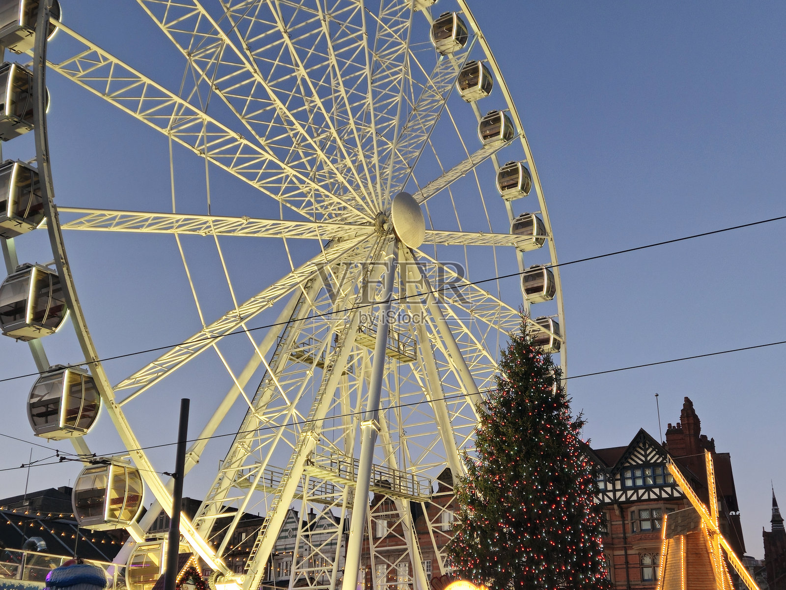 傍晚的老市场广场，圣诞灯光和摩天轮交相辉映照片摄影图片