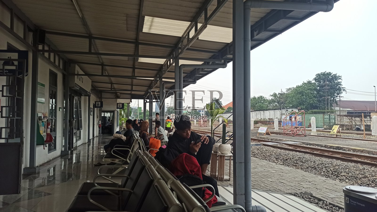 乘客们在等待登上火车照片摄影图片