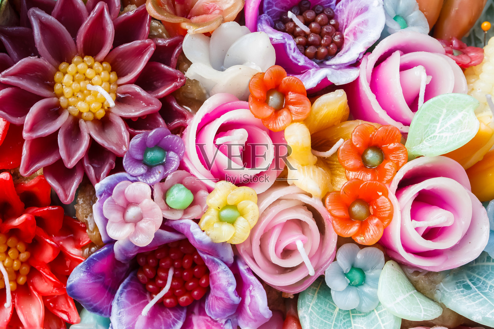 用蜡烛制作的花朵和叶子。照片摄影图片