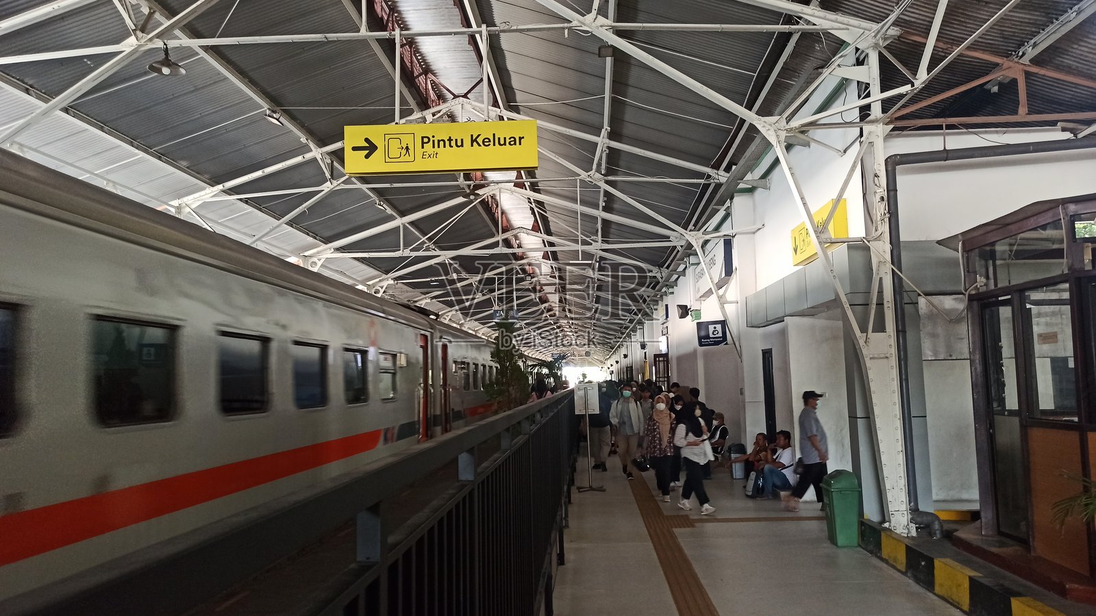 乘客们在等待登上火车照片摄影图片