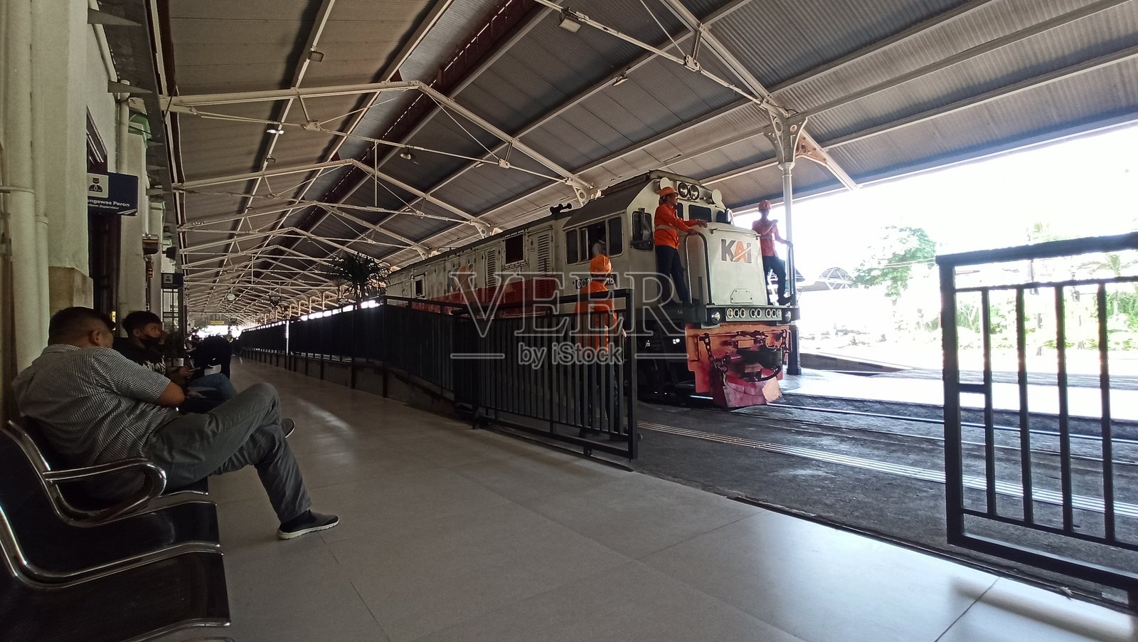 列车运行前的检查照片摄影图片