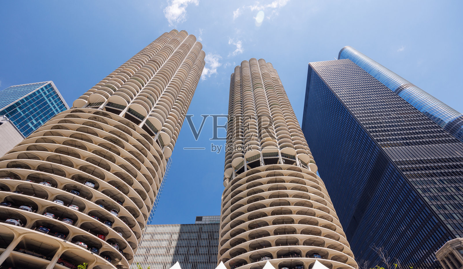 阳光明媚的芝加哥市中心天际线在蓝天下的生动景象照片摄影图片