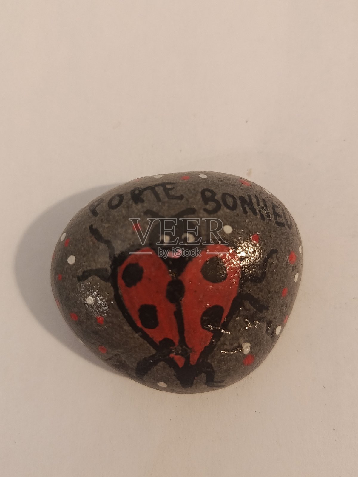 用双手制作的石头图案手工艺品照片摄影图片