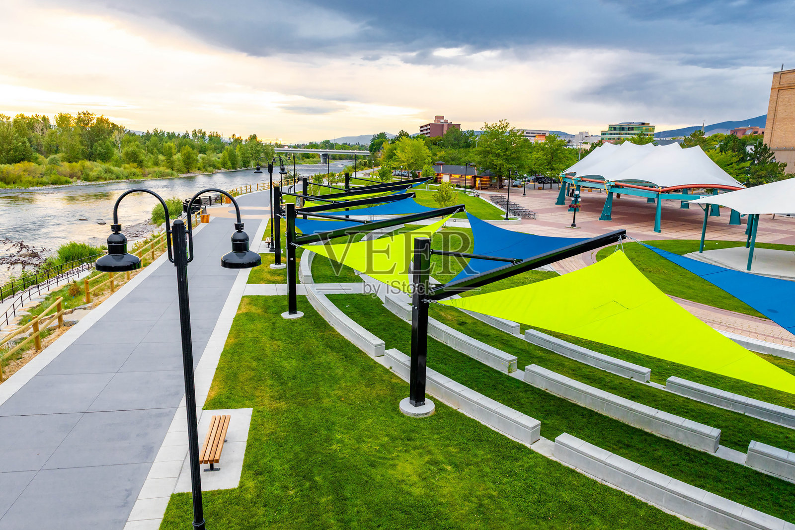 黄昏时分的米苏拉，克拉克福克河照片摄影图片