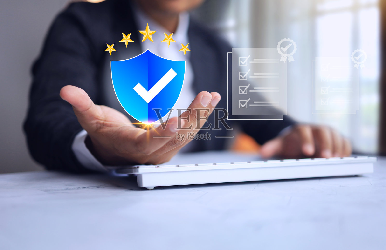 手握盾牌以确保合规性照片摄影图片