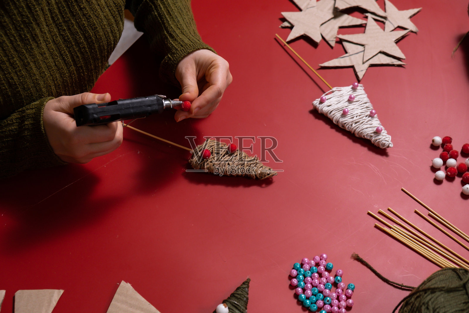 绳子圣诞树讲故事，创作手工圣诞节礼物。触觉动手活动。创意自制礼物的大师班进展。季节性家庭生活微时刻爱好。照片摄影图片