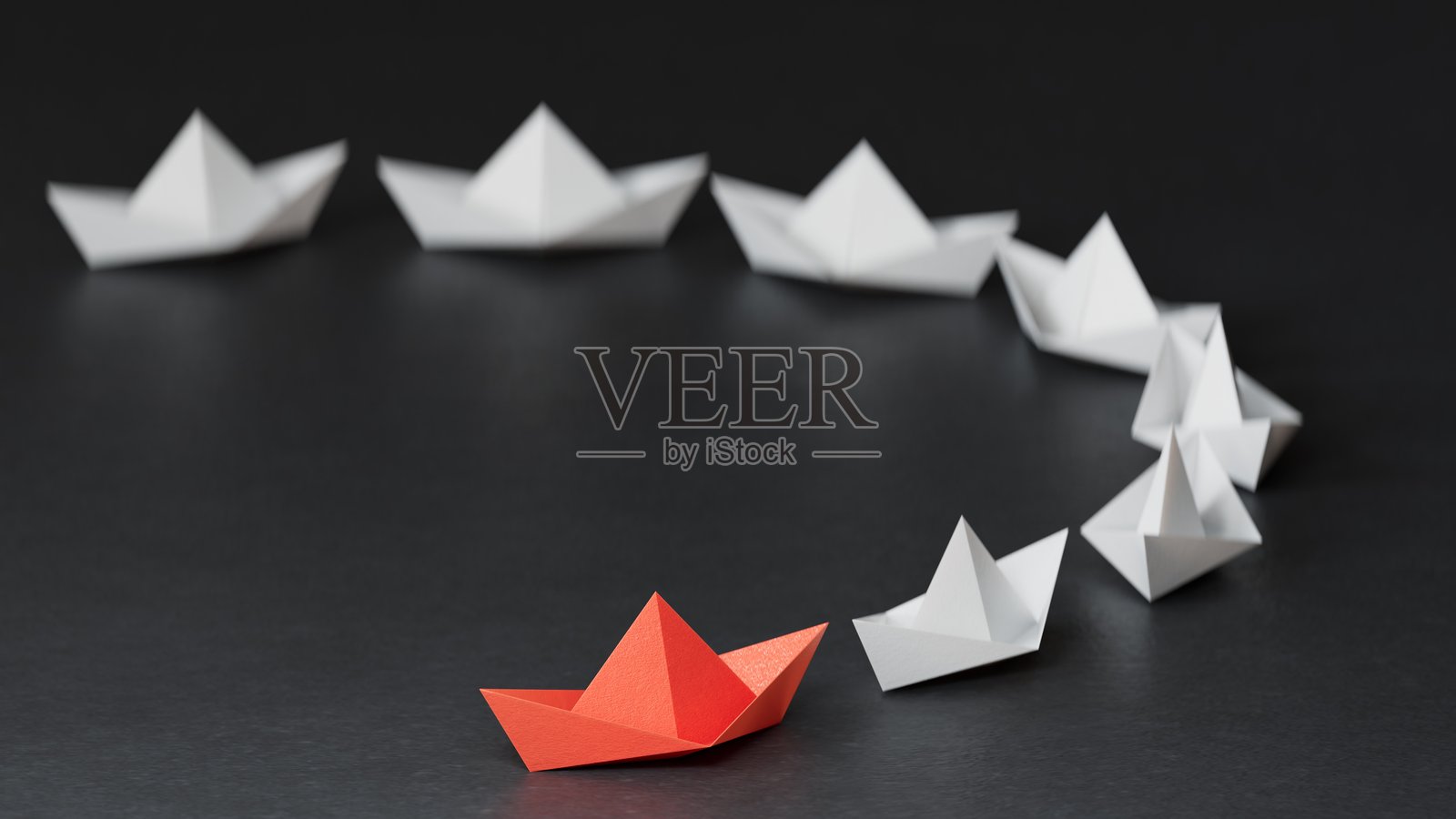 不同的商业概念。新想法。纸艺风格。创意理念。一队折纸船。团队合作概念。黑色背景上的3D渲染。照片摄影图片