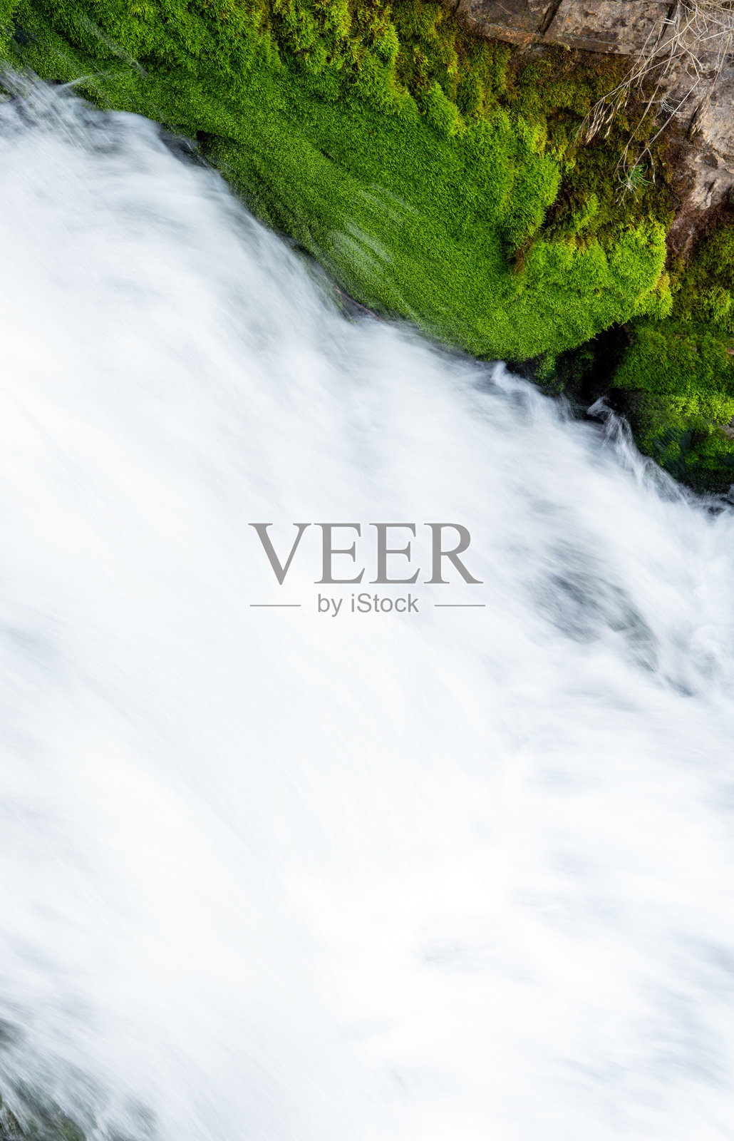 快速奔流的丝滑水流照片摄影图片