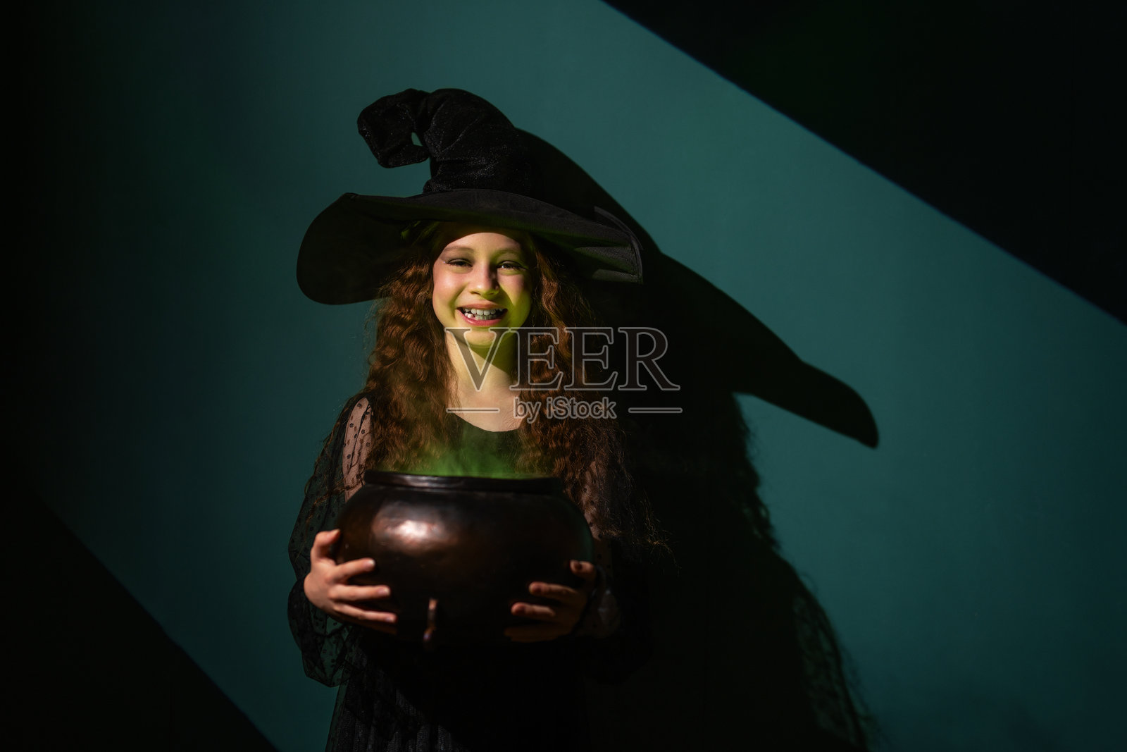 女孩在庆祝万圣节照片摄影图片