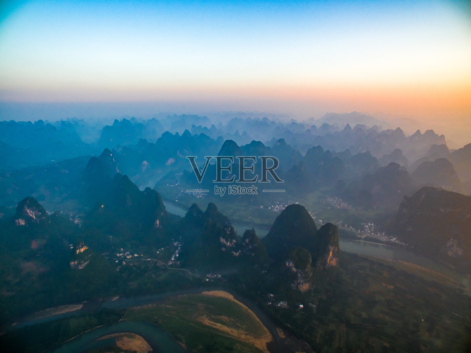 桂林喀斯特的航拍照片。漓江旅游区，阳朔，桂林，广西，中国，亚洲。喀斯特地貌。照片摄影图片