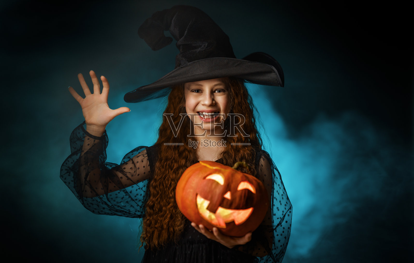 女孩与万圣节南瓜照片摄影图片