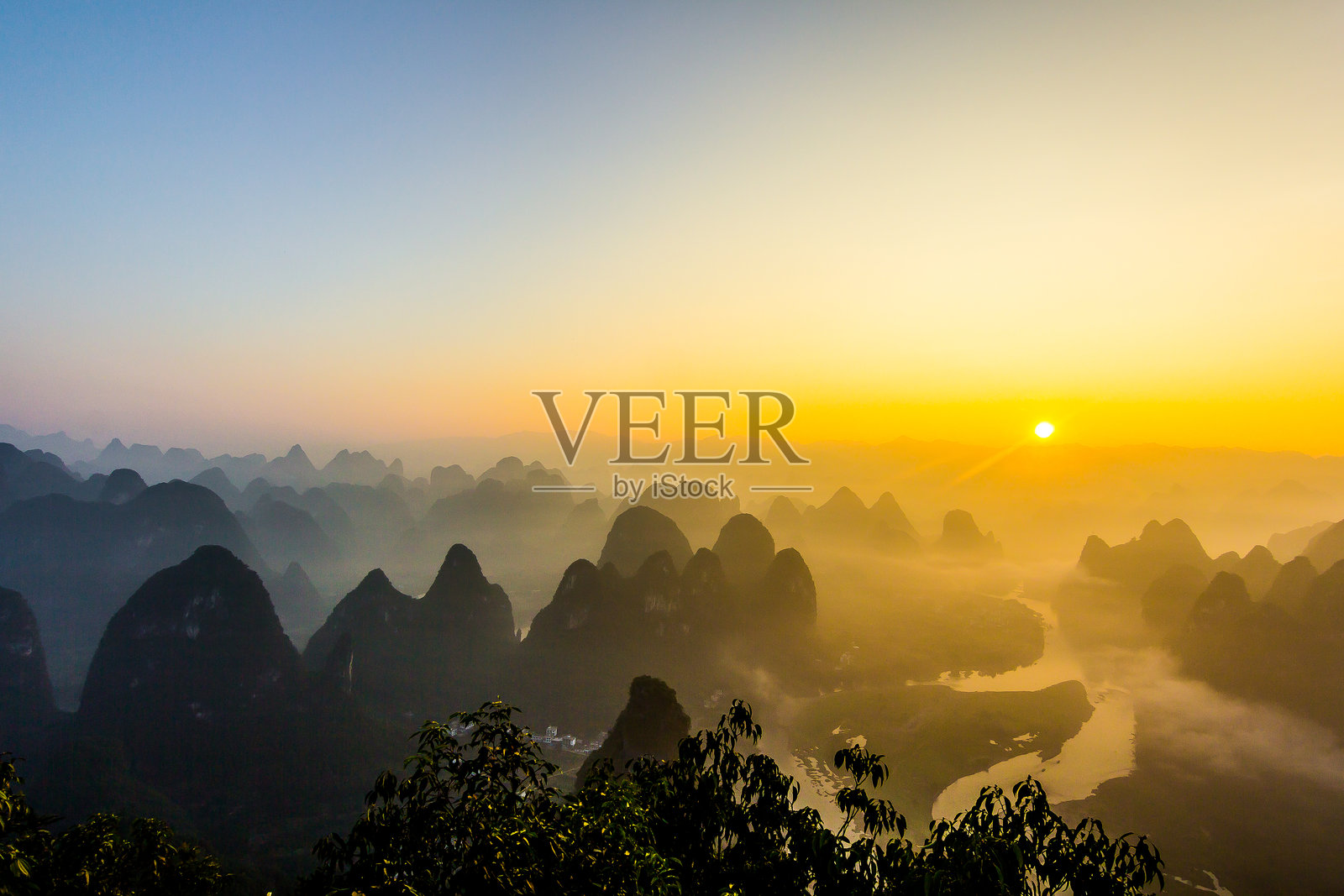 桂林喀斯特的航拍照片。漓江旅游区，阳朔，桂林，广西，中国，亚洲。喀斯特地貌。照片摄影图片