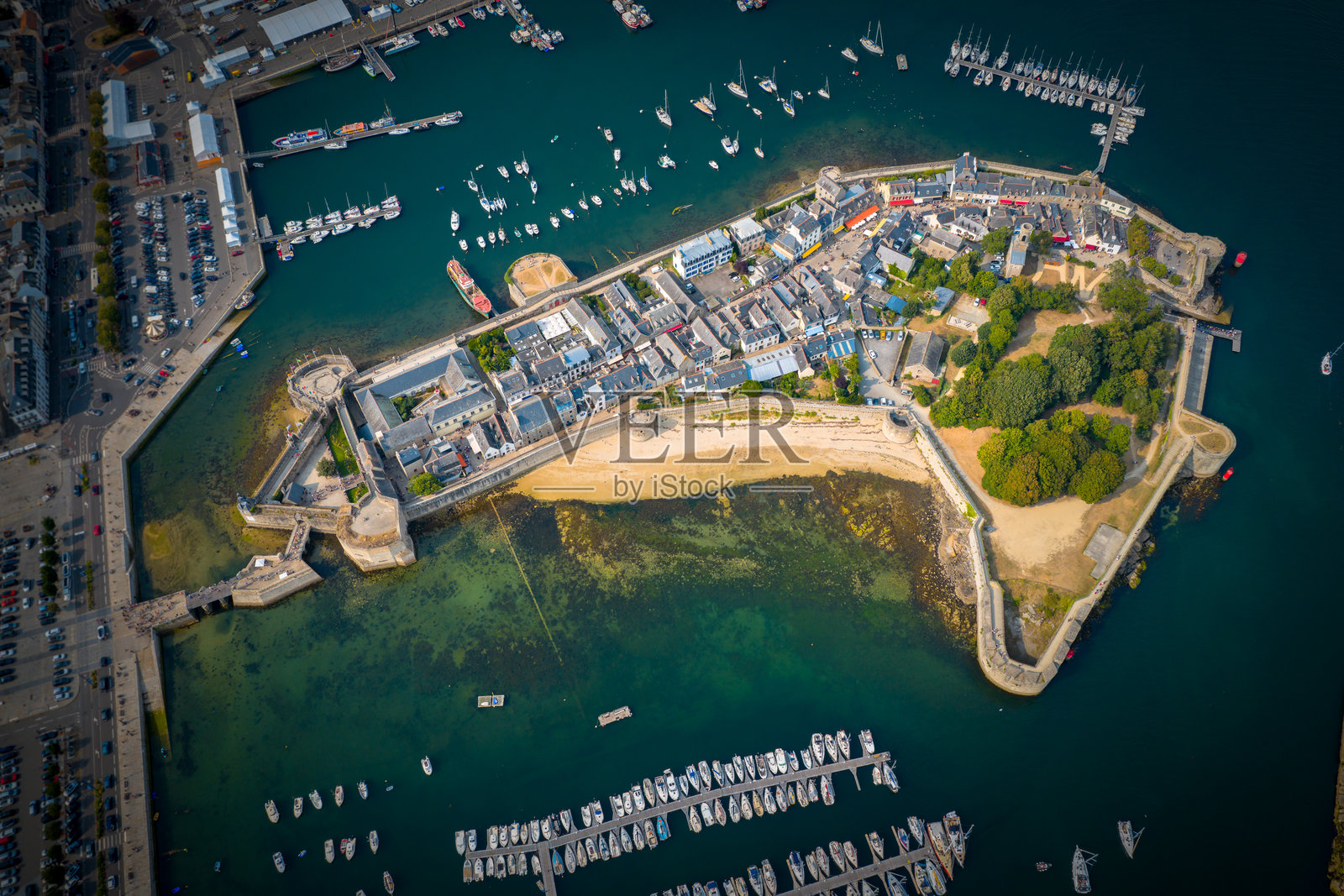 法国孔卡尔诺的加固村庄鸟瞰图照片摄影图片