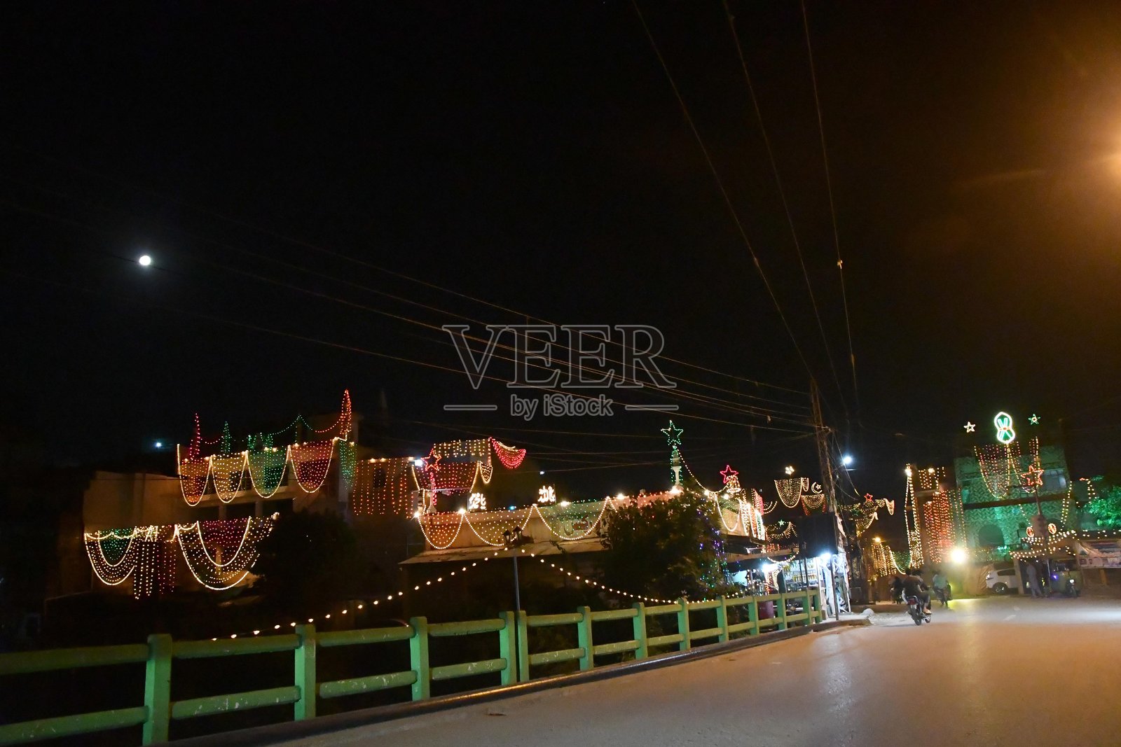 巴基斯坦拉瓦尔品第：2025年9月5日星期五，在拉瓦尔品第的拉贾市场，街道上装饰着灯光，呈现出美丽的灯光景观，以庆祝圣先知（愿他平安）诞辰的第12个拉比乌尔阿瓦尔。照片摄影图片