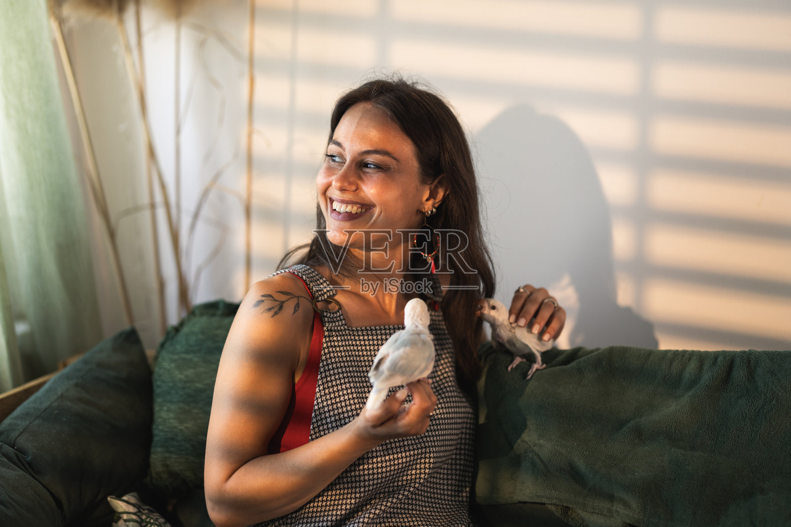 女人与宠物鸟玩耍照片摄影图片