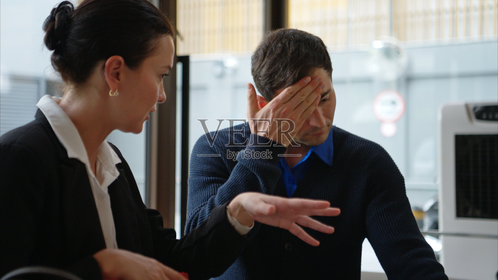 一对情侣在酒店接待处等待登记入住照片摄影图片