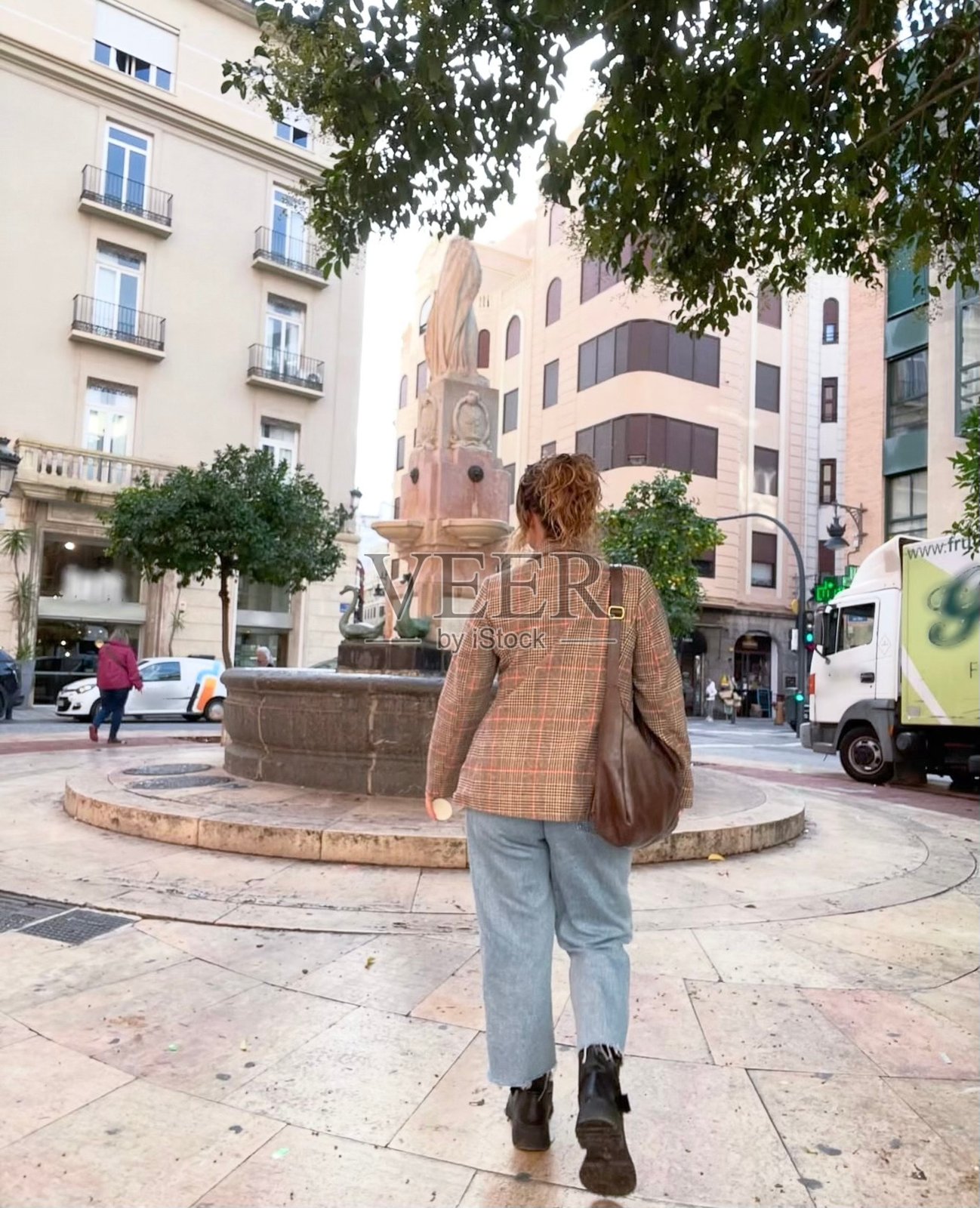 穿着西装的网红或街头拿着外带咖啡的女孩照片摄影图片