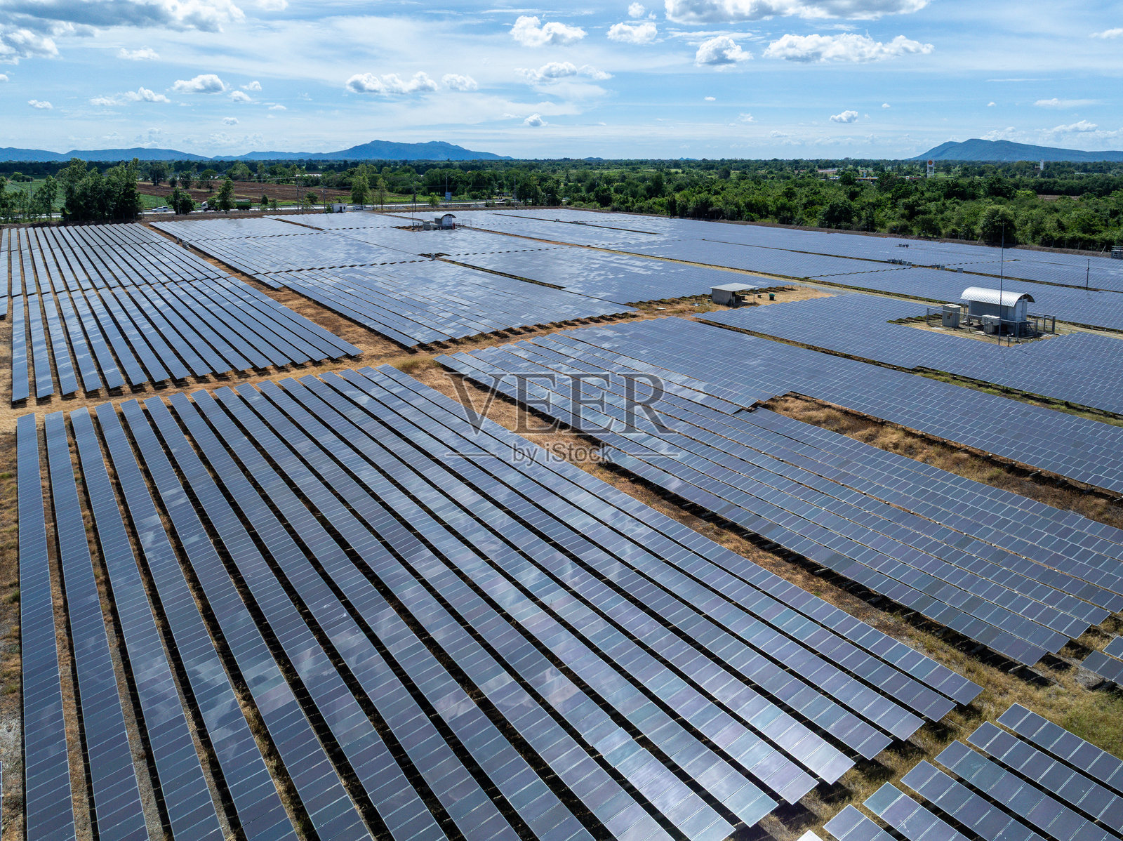 太阳能电池板和储能电站的鸟瞰图。照片摄影图片