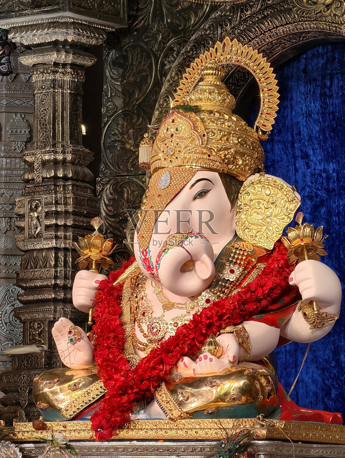 2025年9月2日，印度马哈拉施特拉邦普纳，位于曼达伊地区的达古什赫特·哈尔瓦伊甘帕提美丽雕塑，庆祝甘尼什节。照片摄影图片