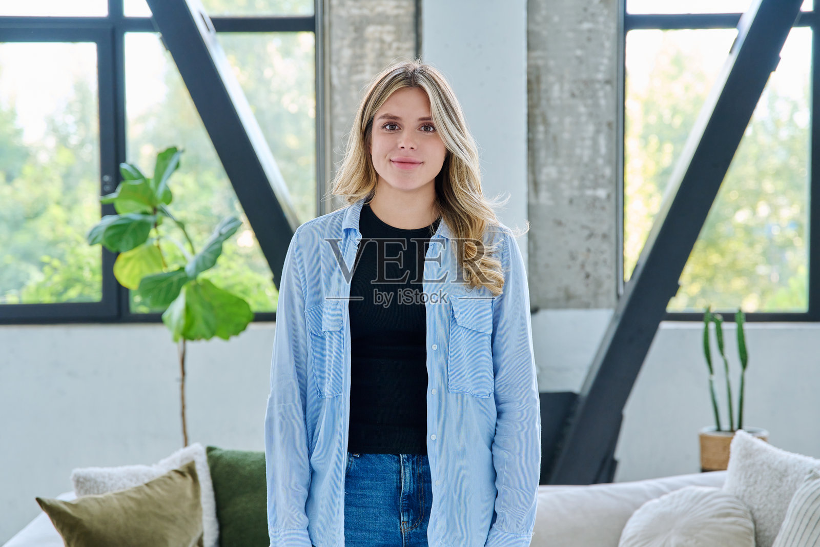 年轻美丽微笑女性的室内肖像照片摄影图片