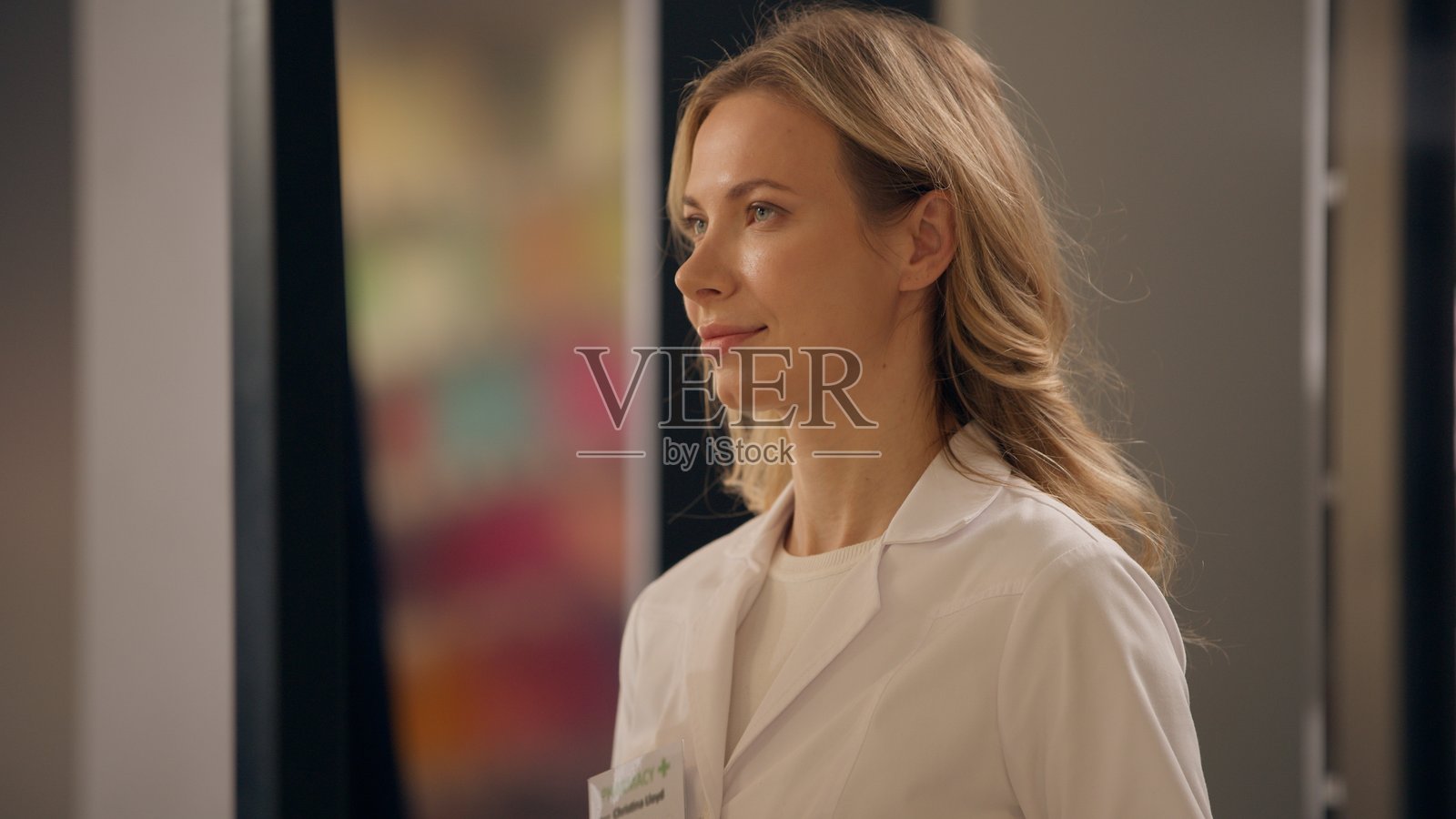 微笑的女医生药剂师在药店出售药物，顾客购买药品、药片、维生素，使用信用卡支付，购买健康护理产品。照片摄影图片