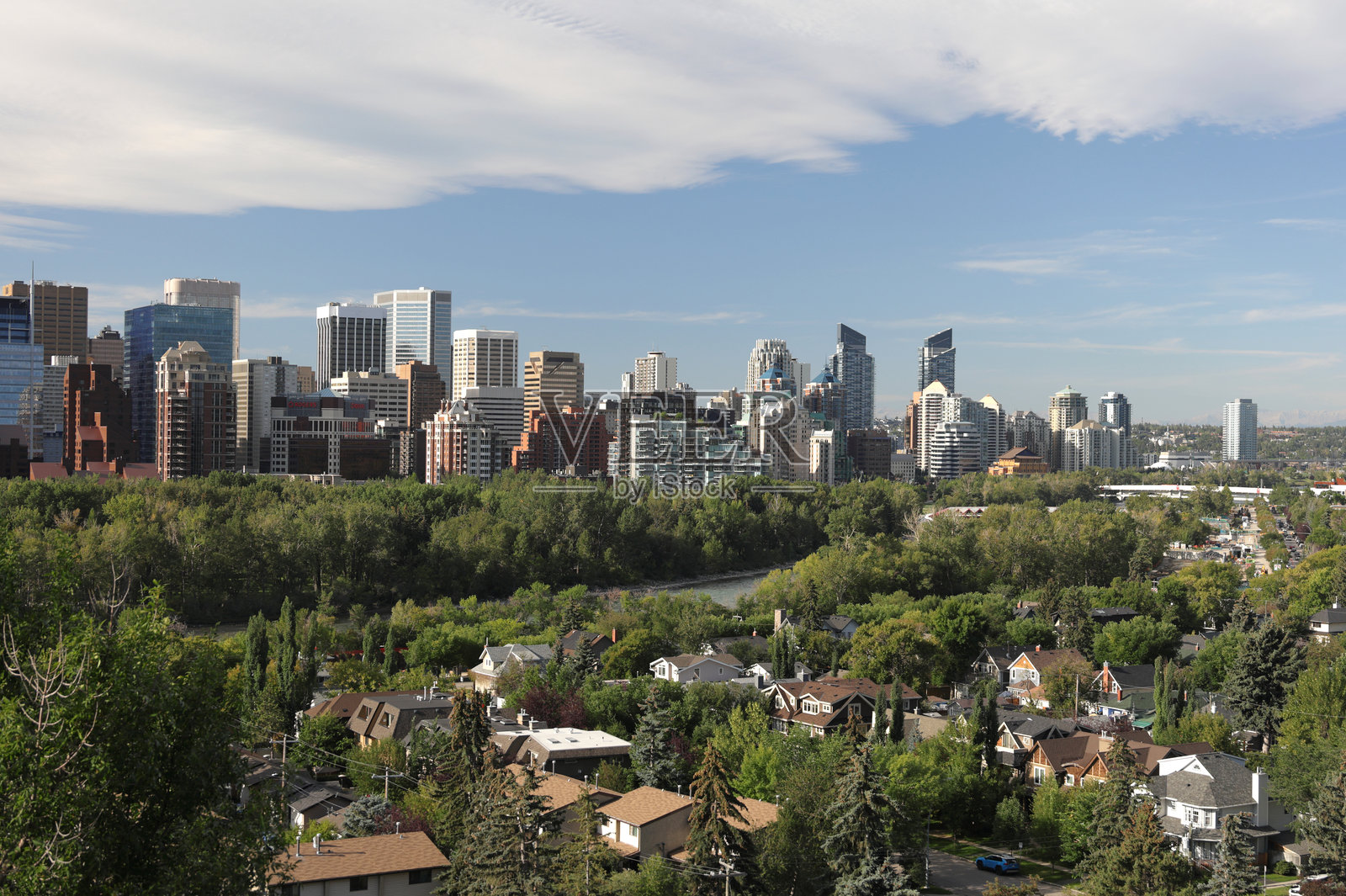 加拿大卡尔加里市中心和阳光社区的夏日早晨景色照片摄影图片