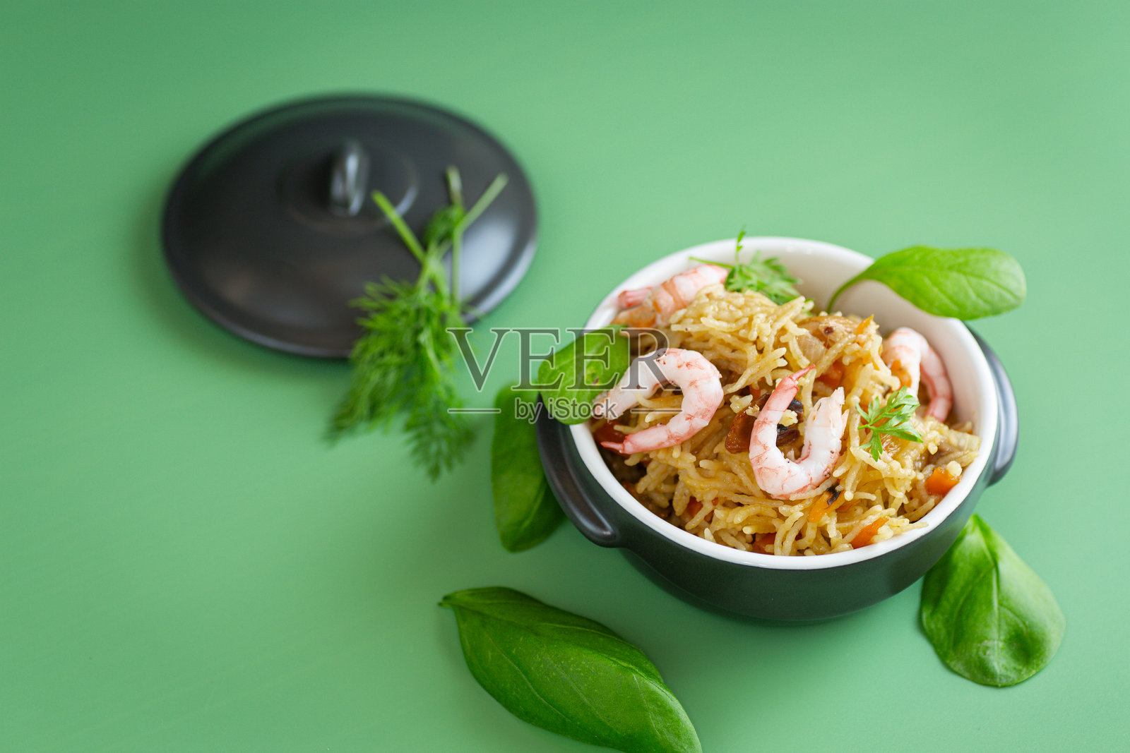 在背景中用陶瓷碗盛放虾仁米饭照片摄影图片