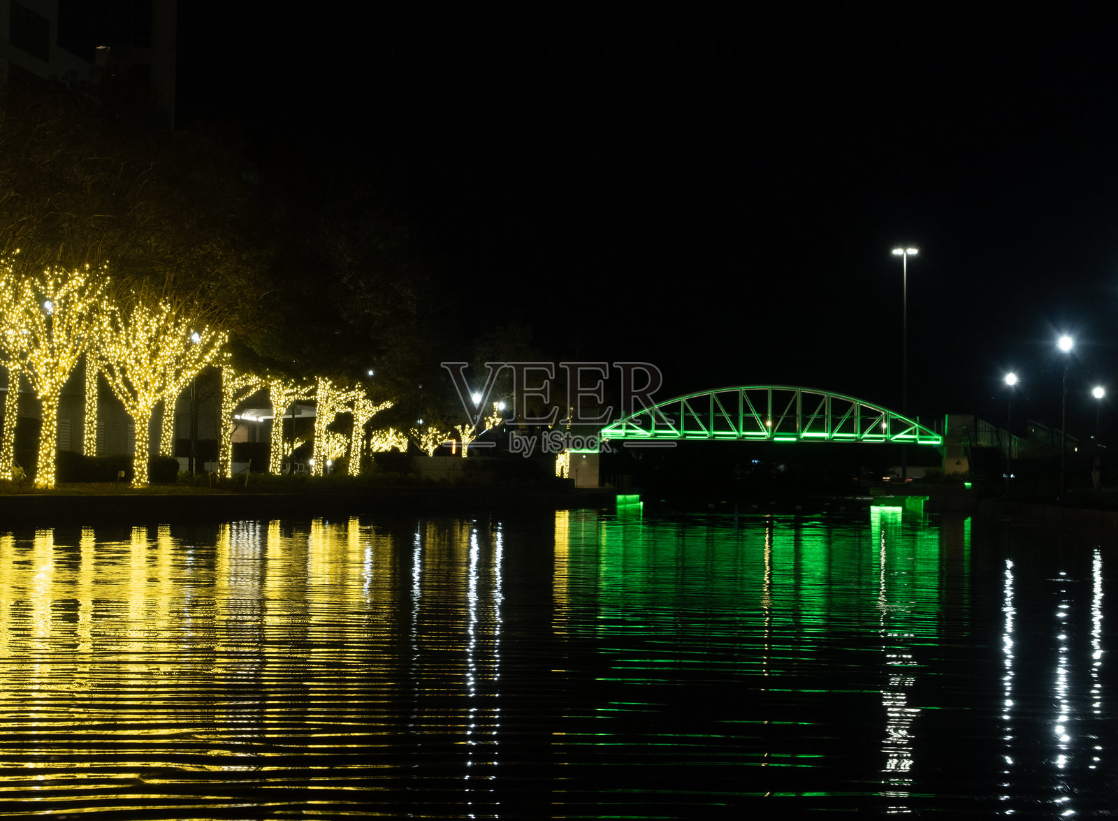 德克萨斯州伍德兰斯水道上的灯光树木和桥梁照片摄影图片