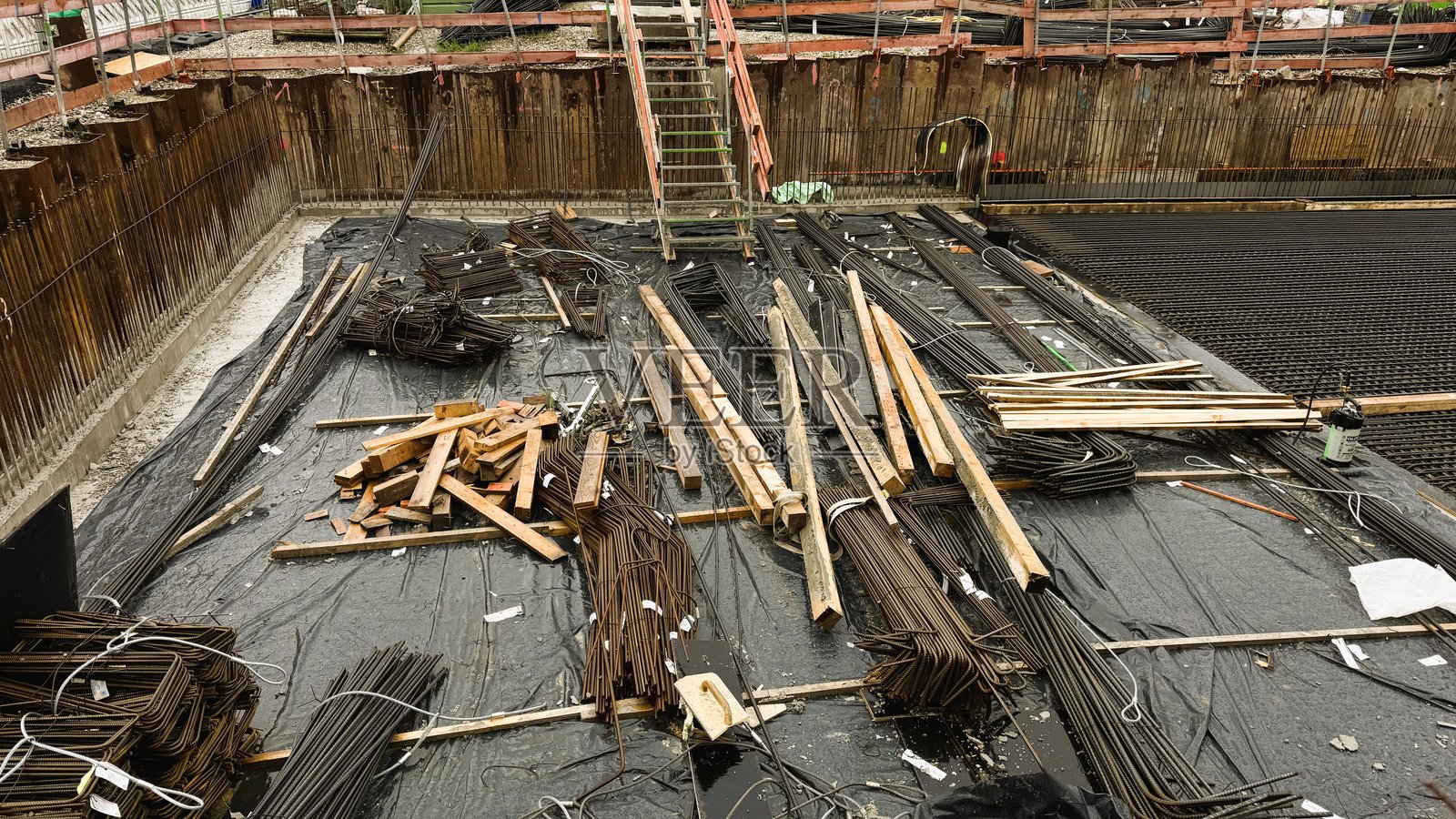 基础工程施工现场的材料。照片摄影图片