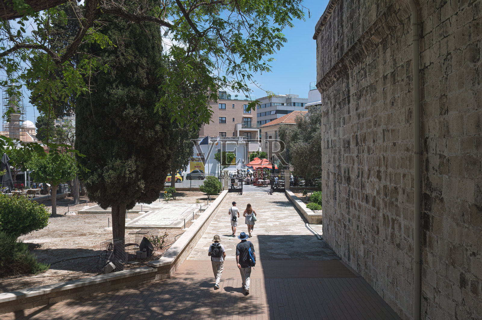 塞浦路斯利马索尔 - 2025年5月14日:游客走向利马索尔城堡的入口照片摄影图片