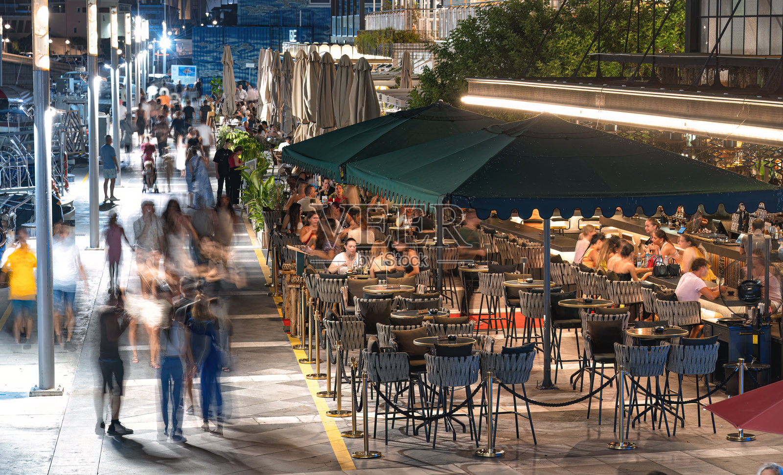 塞浦路斯利马索尔 - 2024年8月13日:人们在利马索尔老港享受夜生活照片摄影图片