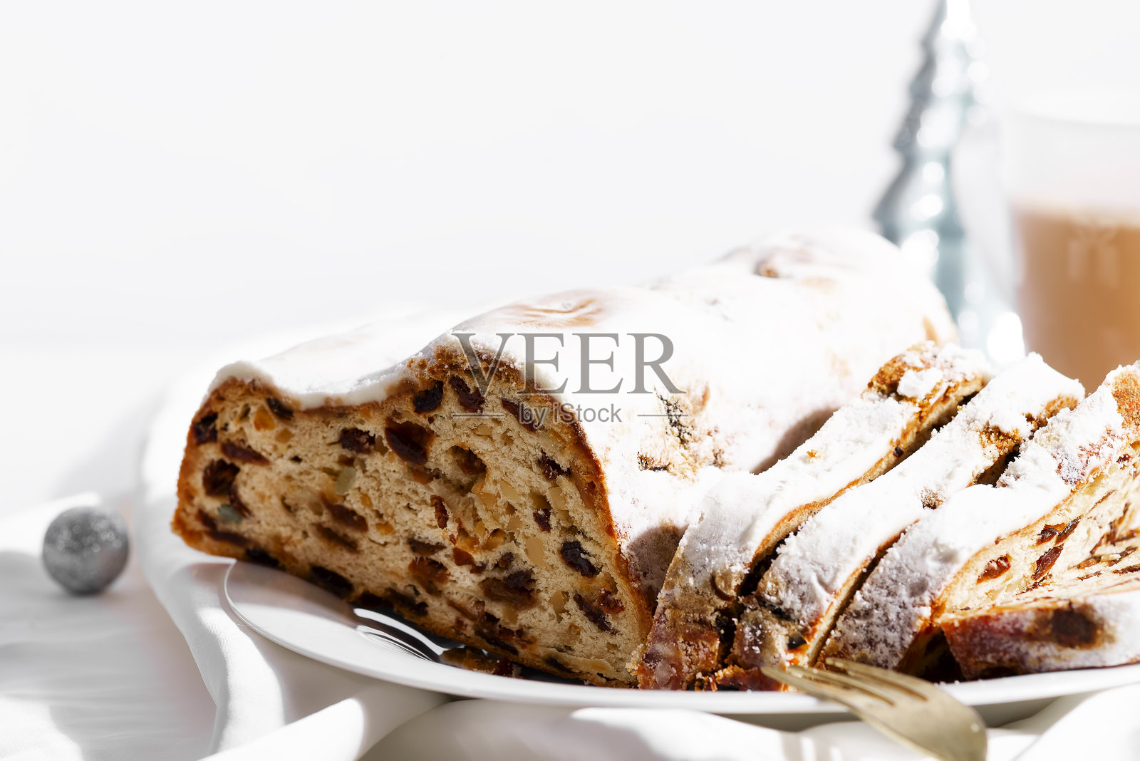 圣诞果仁蛋糕和香料在白色背景上。照片摄影图片