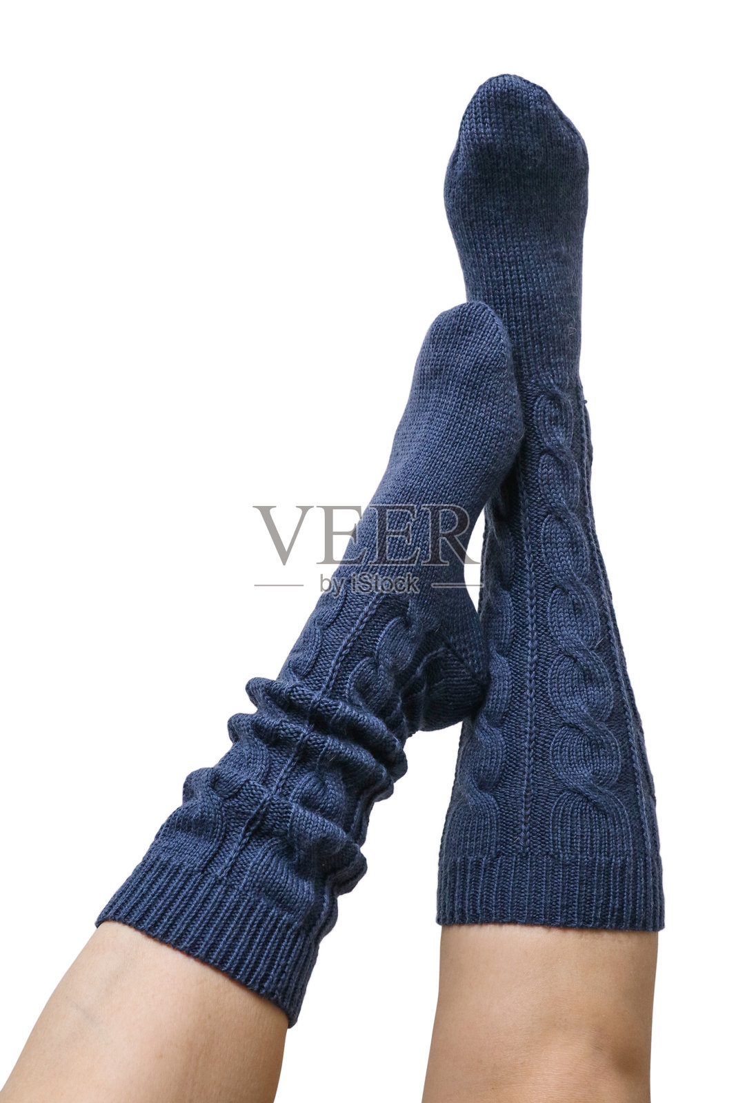 女性腿部穿着深蓝色手工编织的羊毛膝袜，背景为白色，包含剪切路径。照片摄影图片