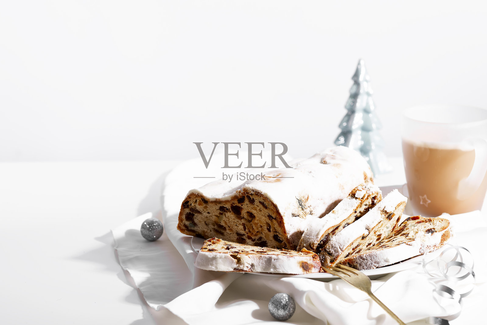 圣诞果仁面包和香料在白色背景上。照片摄影图片