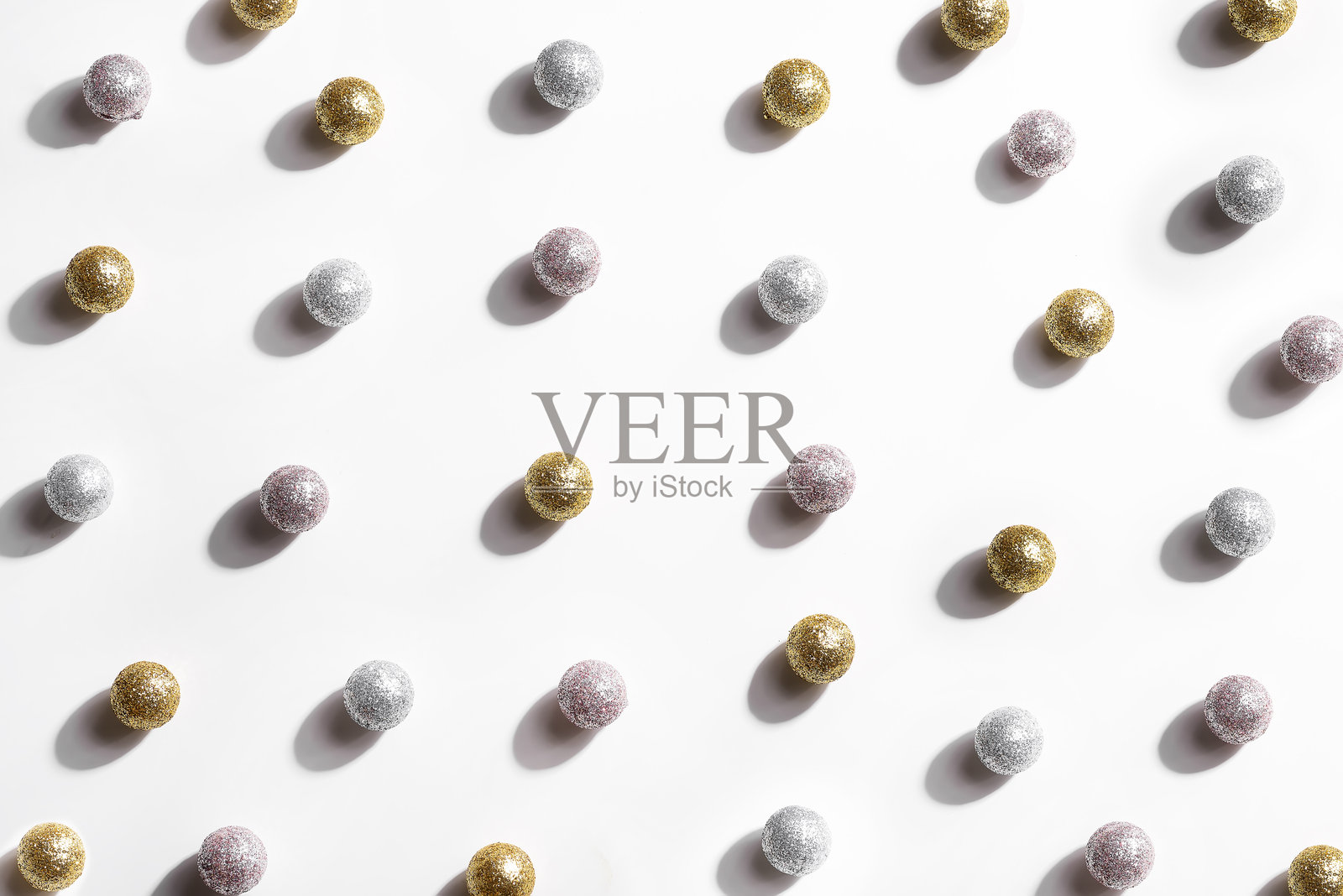 圣诞背景图案球。留白。俯视图。照片摄影图片