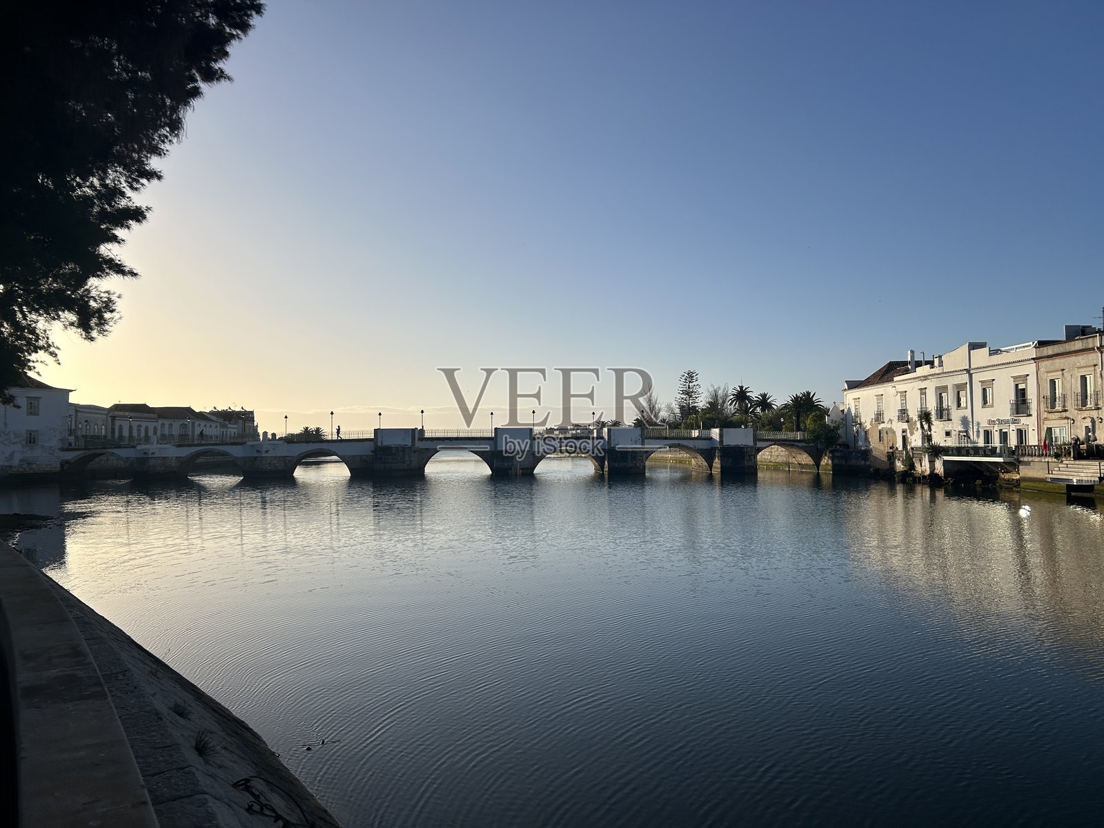 塔维拉的吉劳河照片摄影图片