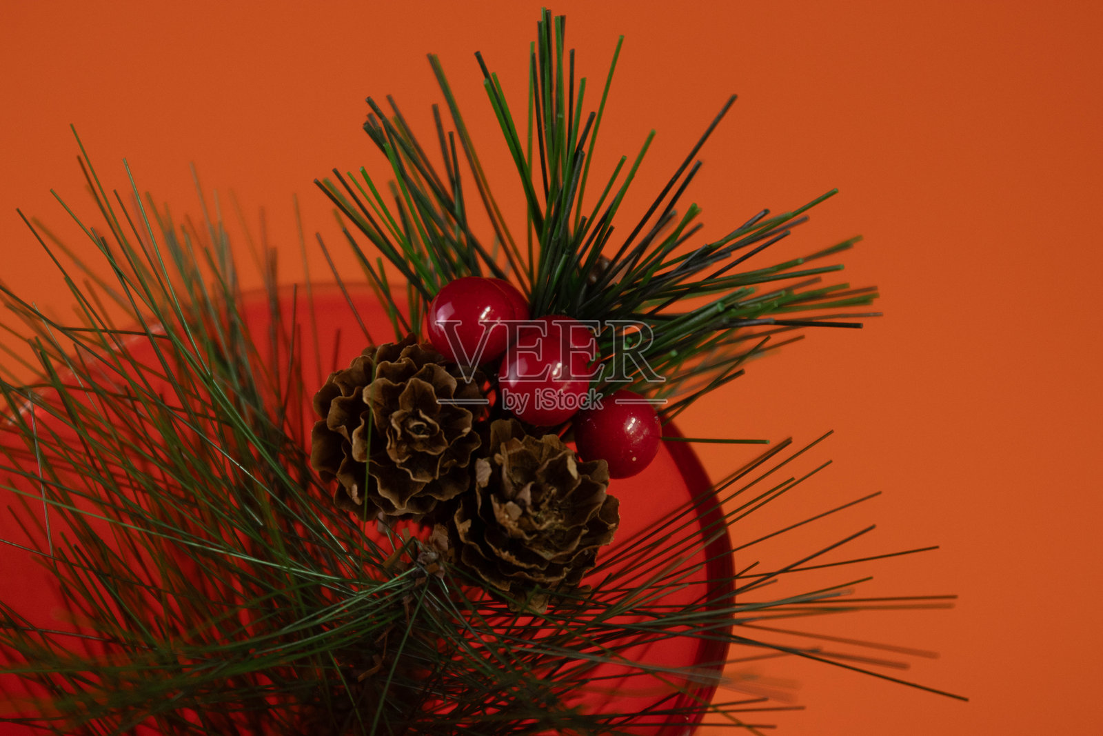 橙色背景上的圣诞装饰品照片摄影图片