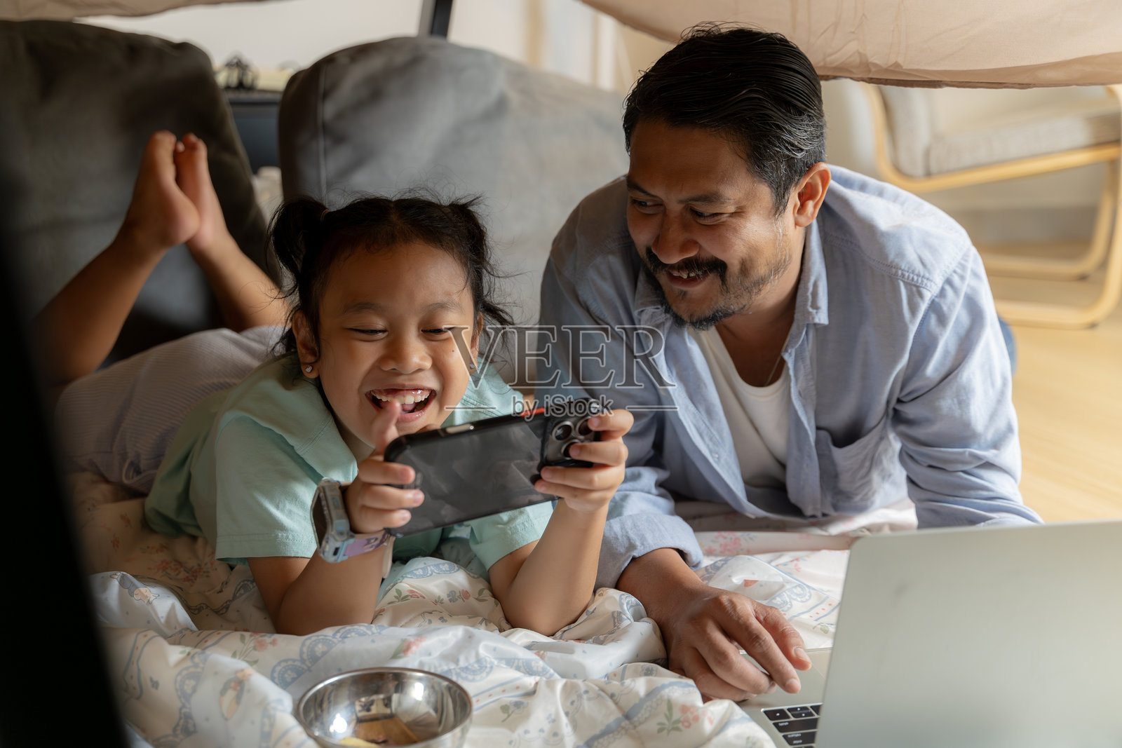 父亲和小女儿在家里一起在桌子下玩耍照片摄影图片