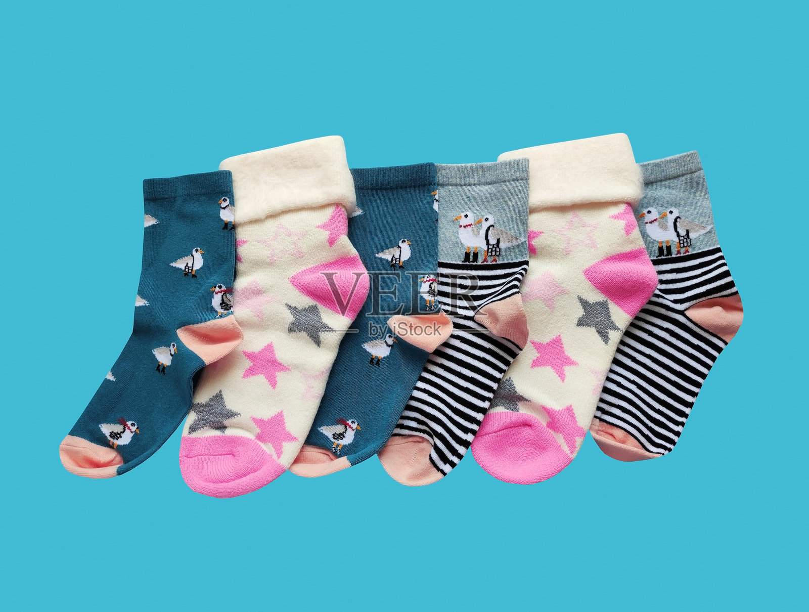 明亮的儿童多彩袜子，带有装饰图案，俯视图照片摄影图片