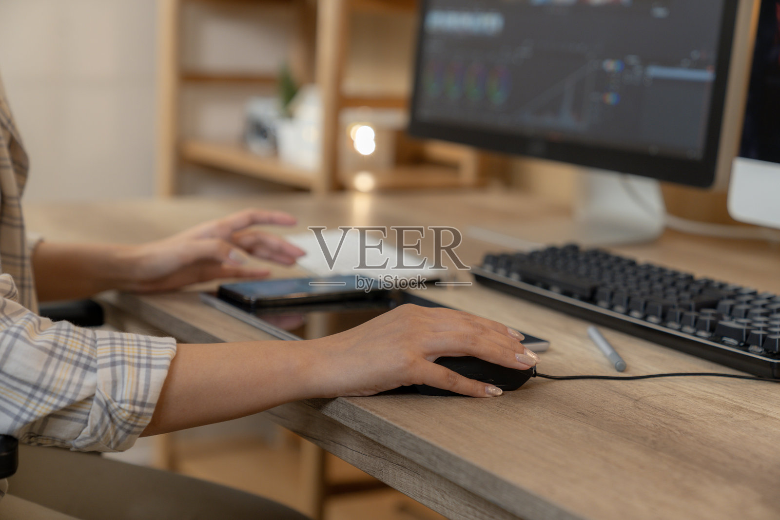 自由职业女性摄影师在家中工作室编辑照片照片摄影图片