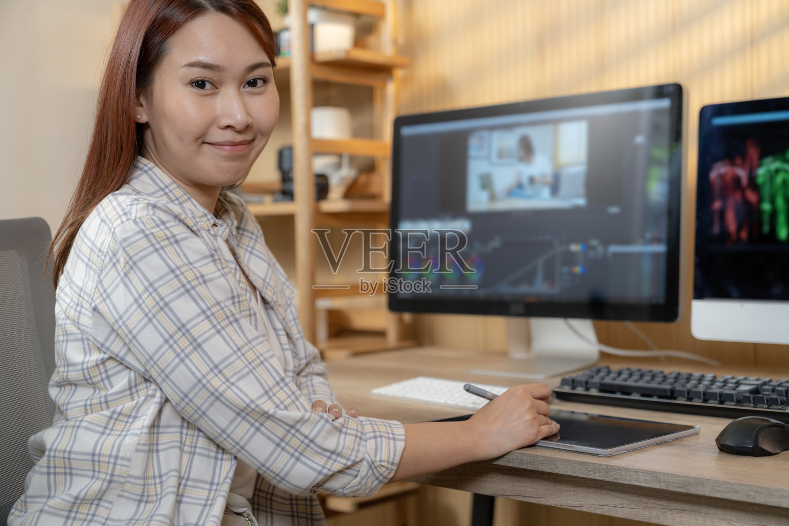 自由职业女性摄影师在家中工作室编辑照片照片摄影图片